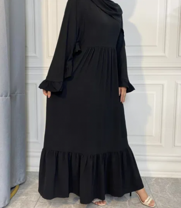 Gaun dengan lengan berdetail flounce yang anggun